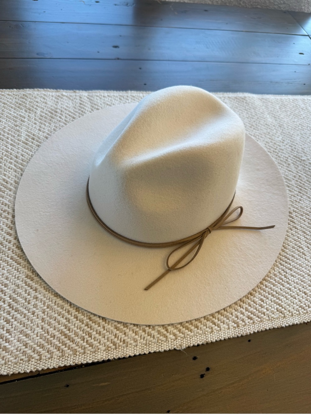 Aritzia Cream Wide-Brim Fedora Hat with Brown Band